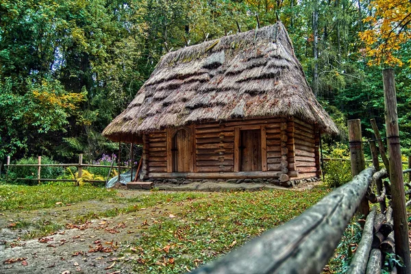 Velha casa de aldeia — Fotografia de Stock