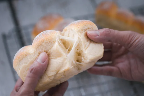 Zbliżenie Kobieta Ręce Łzy Świeże Pieczone Miękkie Rolki Obiad Pokazać — Zdjęcie stockowe