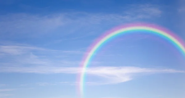 青空に虹が浮かぶ雲の質感 — ストック写真