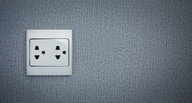 Mavi duvarda elektrik prizi, güç kaynağı, elektrik prizi