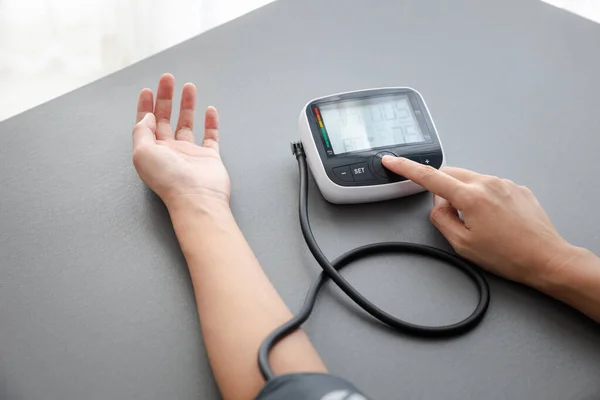 Self Blood Pressure Heart Rate Measurement Blood Pressure Monitor Machine — Stock Photo, Image