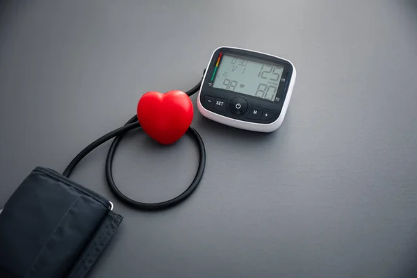 Blutdruckmessgerät Zur Selbstblutdruck Und Herzfrequenzmessung Mit Rotem Herzen Gesundheitswesen Und — Stockfoto