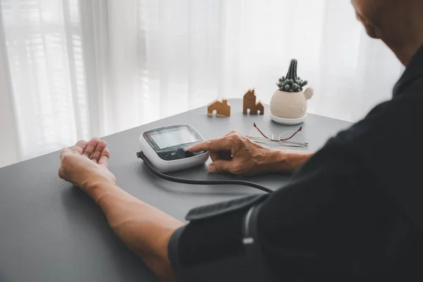 Alter Mann Selbstblutdruck Und Herzfrequenzmessung Mit Blutdruckmessgerät Gesundheitswesen Und Medizinischem — Stockfoto