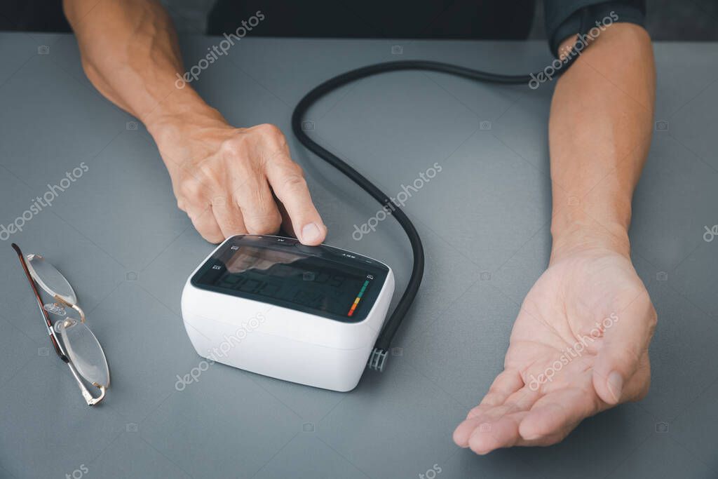 viejo hombre la presión arterial y la medición de la frecuencia