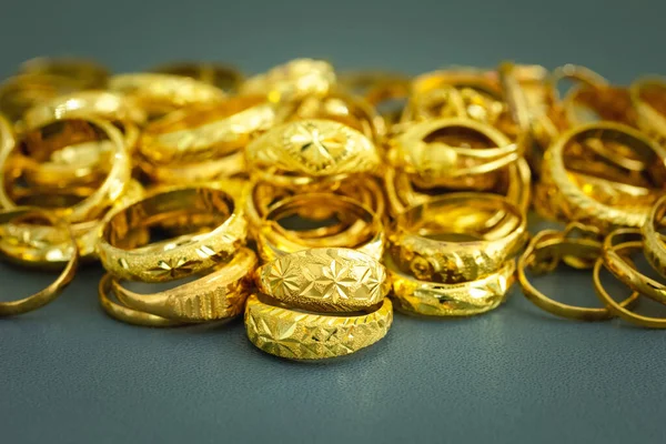 Group Many Design Gold Rings Gray Background — Stock Photo, Image
