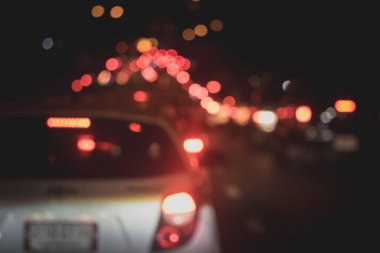 Bangkok, Bokeh arka planında gece bulanık trafik sıkışıklığı
