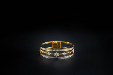 Siyah zemin, moda ve tasarım aksesuarlarında izole edilmiş elmas bilezik.