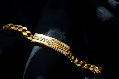 Siyah arkaplanda elmas bilezik, moda ve tasarım aksesuarları