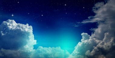 Bulutlu ve yıldızlı renkli gece göğü