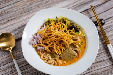 Khao soi, Kuzey Tayland usulü köri soslu sığır etli şehriye.