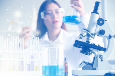 Laboratuar araştırmaları ve geliştirme konsepti. Laboratuar cam, deneysel kimyasal ve ilaç kullanan bilim adamları tarafından.