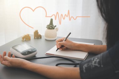 Tansiyon ve kalp atış hızı ölçümü. Tansiyon monitörü, sağlık ve tıbbi konsept.