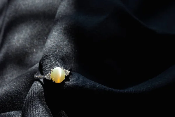 Δαχτυλίδι Λευκόχρυσο Πέτρα Μάτι Γάτας Και Διαμάντι Που Απομονώνεται Μαύρο — Φωτογραφία Αρχείου