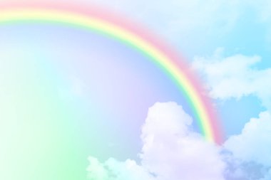 Gökkuşağında gökkuşağı olan bulutun dokusu, mavi ve yeşil tonda