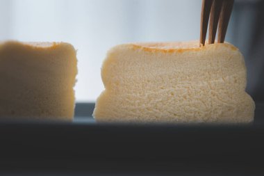 Dilimlenmiş ev yapımı sufle Japon peynirli keki, ev yapımı pişirme.