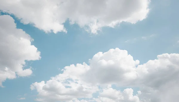 蓝天上的一组特写云彩 — 图库照片