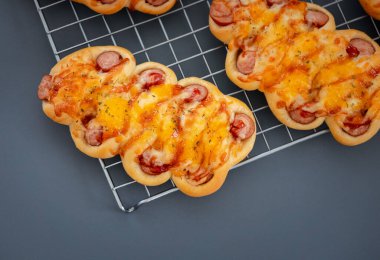 Ev yapımı sosisli peynirli ekmek.