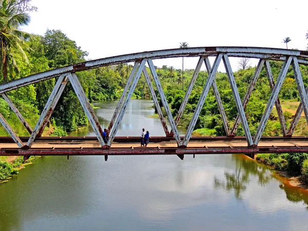 Een brug over de rivier — Stockfoto