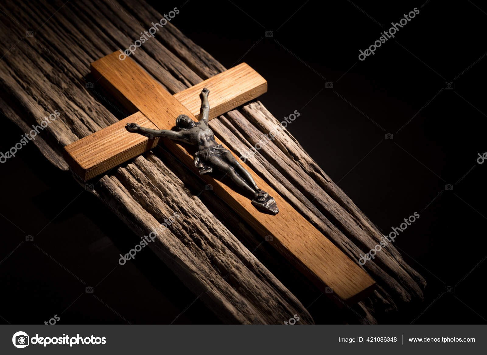 耶稣基督的十字架在一个黑暗的背景上的旧的腐烂的板上版面设计已准备好可以添加文字 图库照片 C Maker Vip