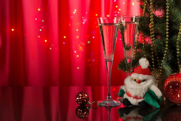 Два Бокала Шампанским Красные Рождественские Шары Санта Клаус Зеркальной Поверхности — стоковое фото
