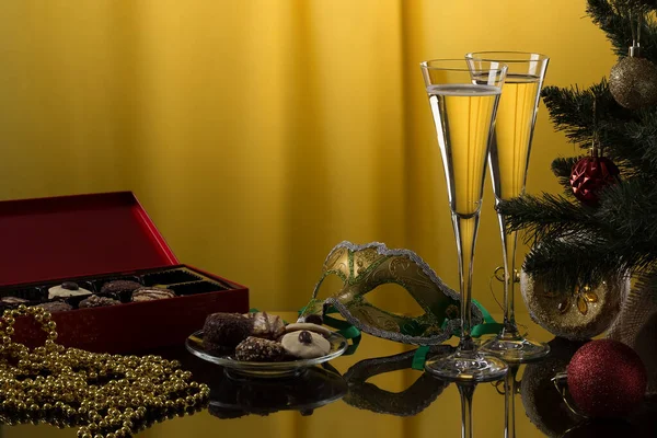 Şampanya bardakları, tatlı tatlılar ve Noel süslemeleriyle dolu parlak bir Noel geçmişi. Yeni yıl karnavalı. Noel sakin hayat.
