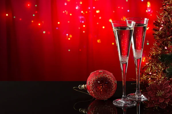 Два Бокала Шампанским Красный Рождественский Шар Зеркальной Поверхности Рядом Висящей — стоковое фото