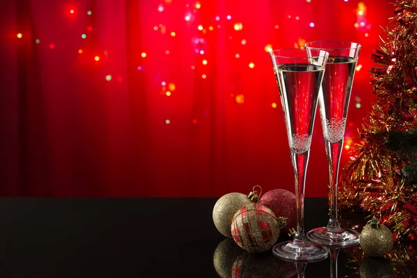 Два Бокала Шампанским Золотые Красные Рождественские Шарики Темной Поверхности Зеркала — стоковое фото