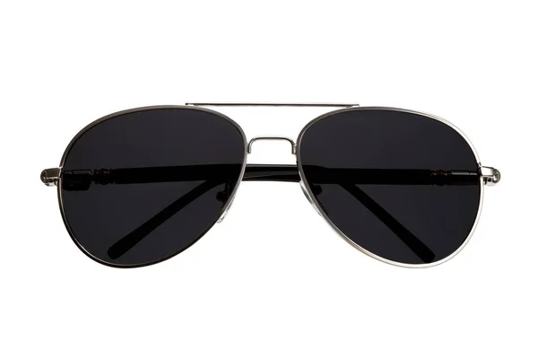 Beyaz arka planda katlanmış tapınaklarla şekillendirilmiş şık uniseks güneş gözlükleri. Ön görünüm.