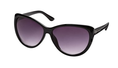 Parlak siyah plastik çerçeveli ve mor renkli lensli güneş gözlükleri. Beyaz arkaplanda izole.