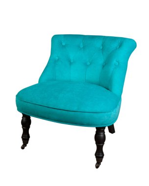 Beyaz arka planda taşıma eşleşmesi tasarımı olan, gök mavisi kumaşla döşenmiş eski bir koltuk. Yarım dönüş görünümü.