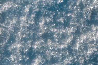 Kar taneleriyle birlikte mavi kar yüzeyi dokusu. Kış arkaplanı.