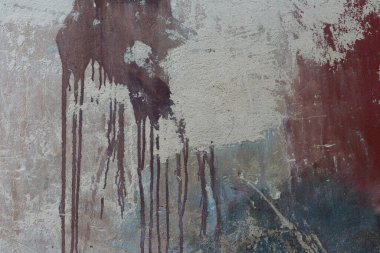 Üzerinde kırmızı ve mavi boya lekeleri olan eski beton duvarlar. Grunge dokusu.