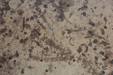 Bej kartonun yüzeyinde koyu kahverengi lekeler var. Yaratıcılık için doku.