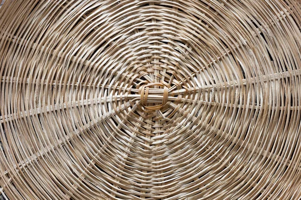 Tabağın alt kısmı radyal dokumayla kabaca işlenmiş sarmaşıklardan örülmüş..