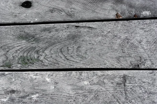 带有鸟类排泄物的经风吹日晒 粉刷过的旧木板的灰度表面纹理 — 图库照片