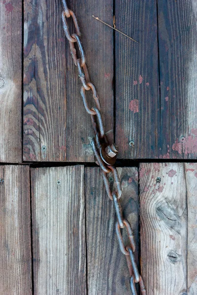 Una Cadena Metal Sobre Tablones Madera Húmedos Viejos Gris Marrones — Foto de Stock