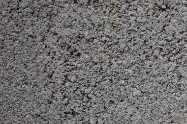 Sert, genişletilmiş, zıt ışık ve gölge desenli beton blok yüzeyi..