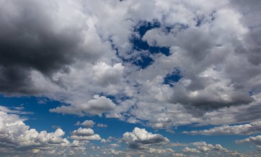 Mavi gökyüzünde Cumulonimbus bulutları. Yağmurun habercileri. İlahi arkaplan.