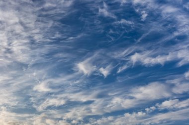 Soğuk bir günde mavi bir sonbahar gökyüzünde güzel dönen bulutlar..