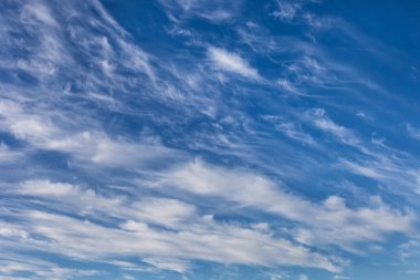 Soğuk bir günde mavi bir sonbahar gökyüzünde güzel dönen bulutlar..