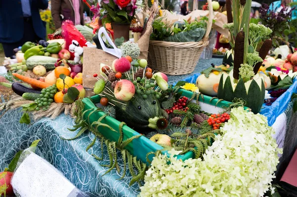 在村里的集市上 用水果和蔬菜制成的动物雕像和童话般的人物躺在桌子上庆祝丰收 — 图库照片