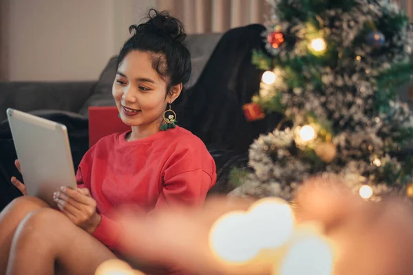 Mulher Fazendo Videochamada Rede Social Dando Presente Natal Dia Natal — Fotografia de Stock