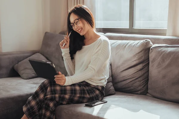 Jovem Mulher Trabalhando Tablet Sentada Casa Mulher Negócios Bonita Falando — Fotografia de Stock