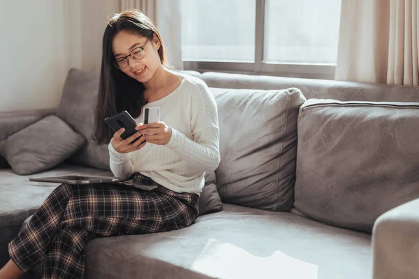 Jovem Segurando Cartão Crédito Telefone Celular Para Compras Line Casa — Fotografia de Stock