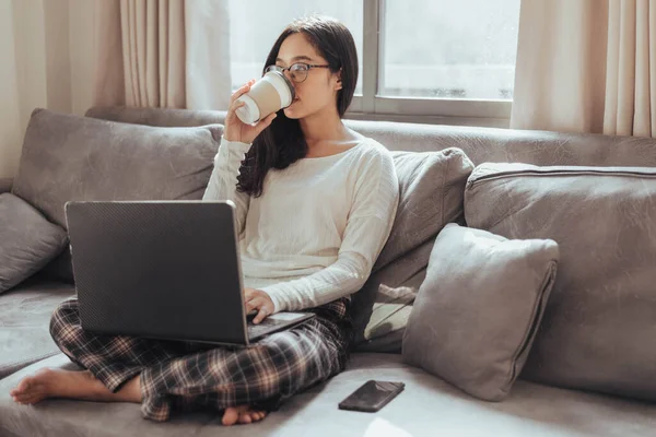 Jovem Mulher Trabalhando Laptop Beber Café Casa Bela Empresária Trabalhando — Fotografia de Stock