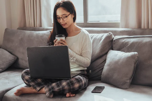 Jovem Mulher Trabalhando Laptop Beber Café Casa Bela Empresária Trabalhando — Fotografia de Stock