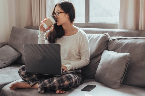 Jovem Mulher Trabalhando Laptop Beber Café Casa Bela Empresária Trabalhando — Fotografia de Stock