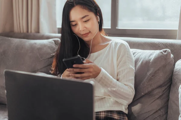 Jovem Mulher Usando Smartphone Sentado Casa Mulher Negócios Bonita Usando — Fotografia de Stock