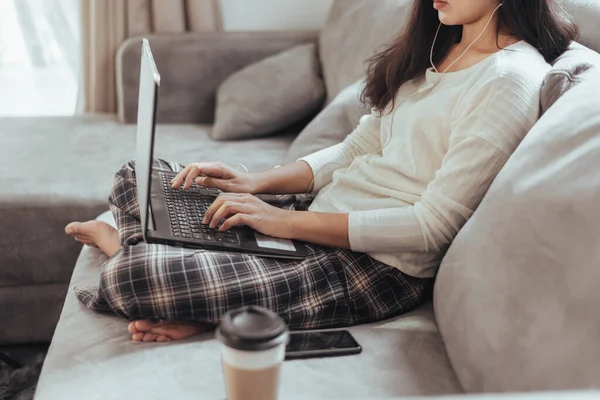 Tiro Mão Mulher Trabalhando Laptop Sentado Casa Bela Empresária Trabalhando — Fotografia de Stock