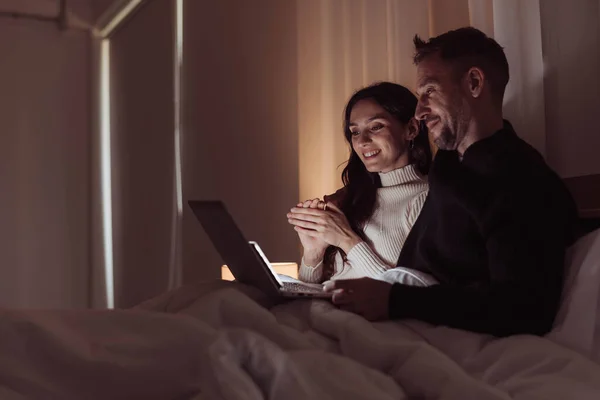 Casal Amor Assistindo Filme Juntos Cama Casal Feliz Desfrutando Sorrindo — Fotografia de Stock